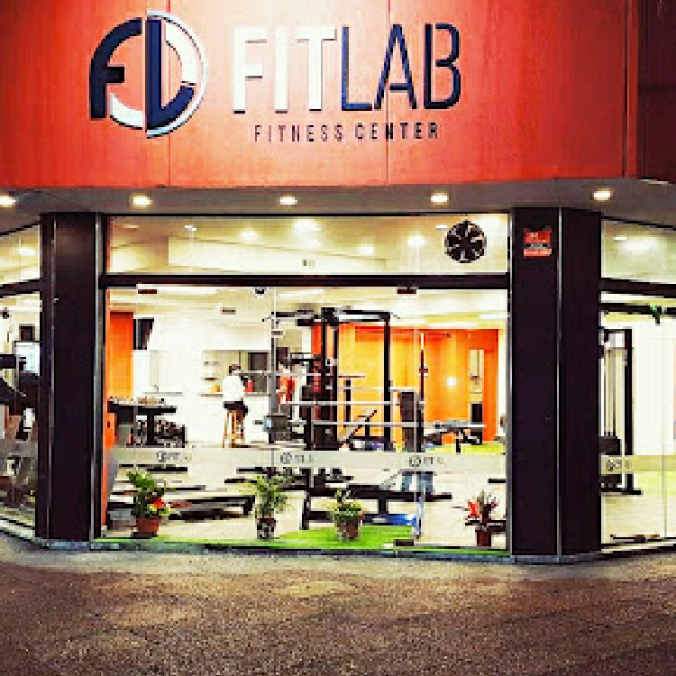 Fachada y sala de musculación de FITLAB Fitness Center en Castelar