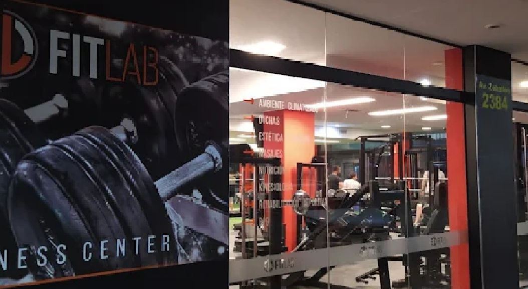Vidriera de FITLAB Fitness Center sobre Av. Zeballos en Castelar